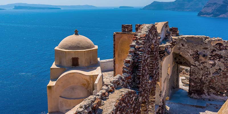 Oia castle ruins with the ocean in the background