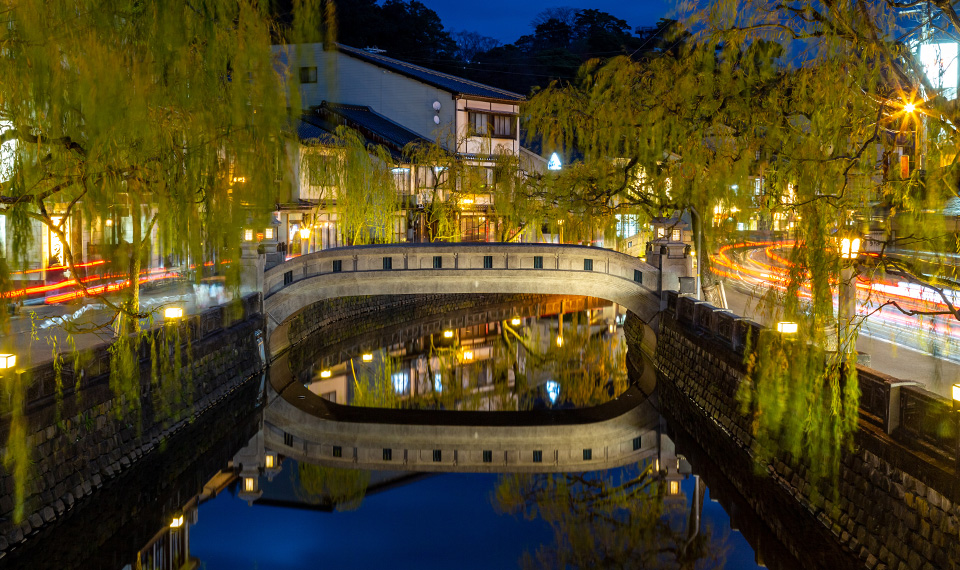 External image of the Kinosaki hotel  from the canal