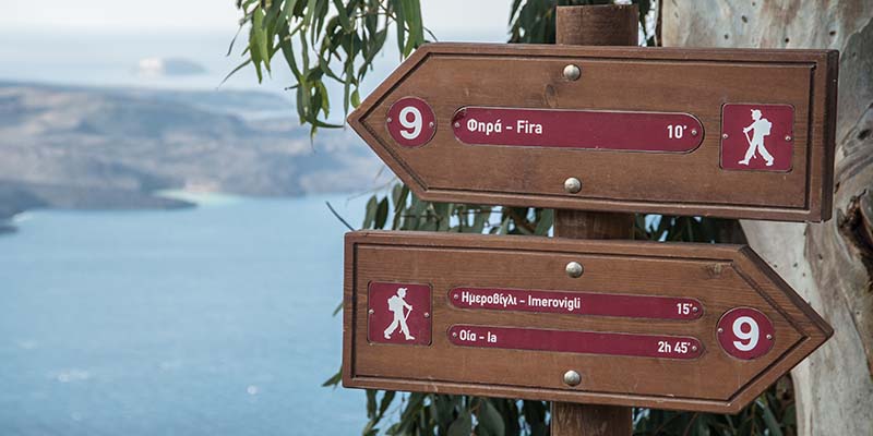 Hiking signs pointing to Oia and Fira