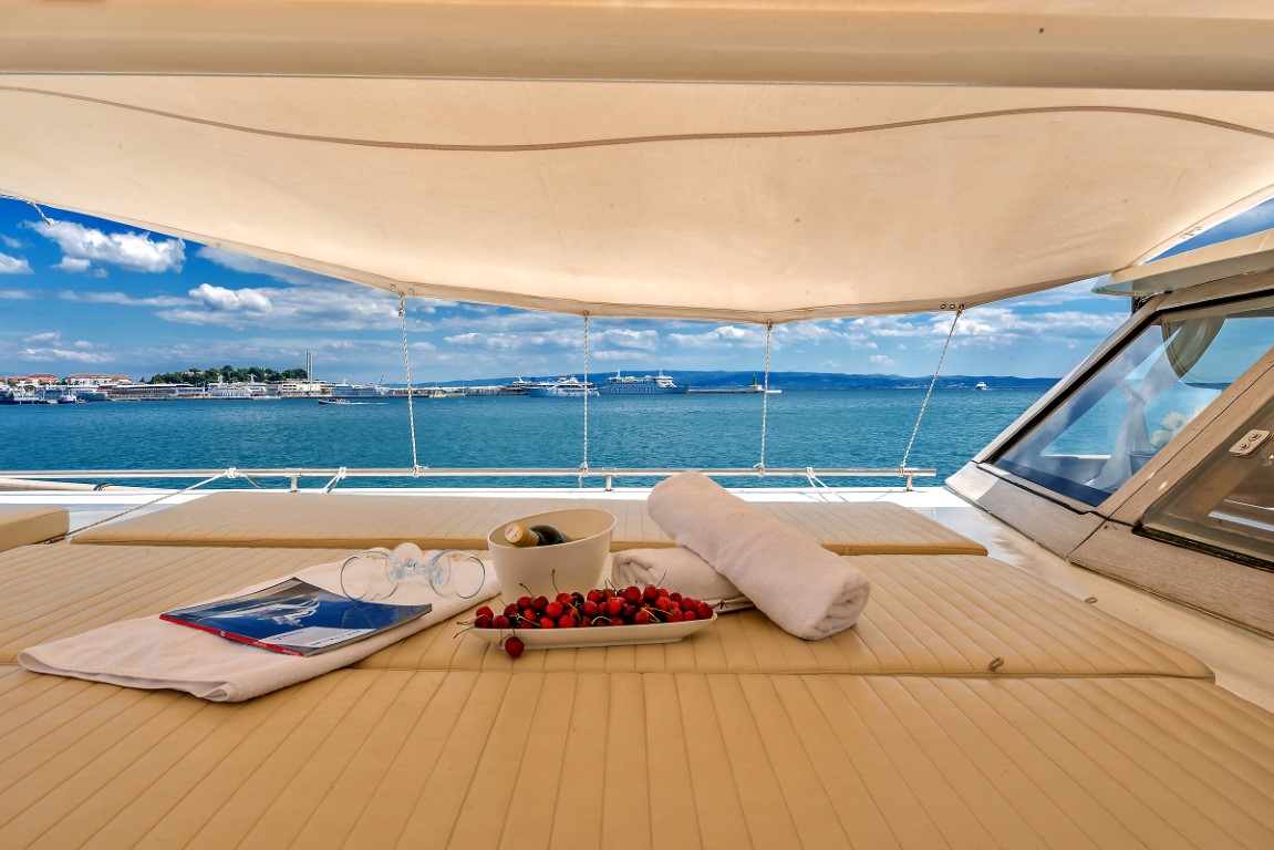 Choose to relax of the boat deck all day