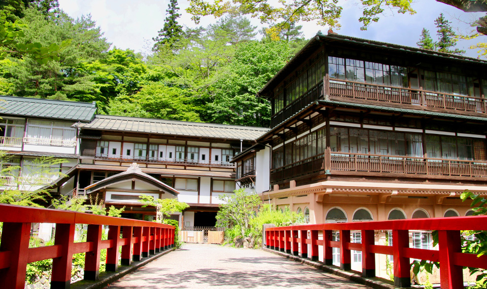 External image of the Shima onsen taken from the bridge