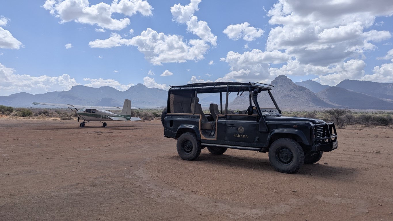Safari jeep in Sarara