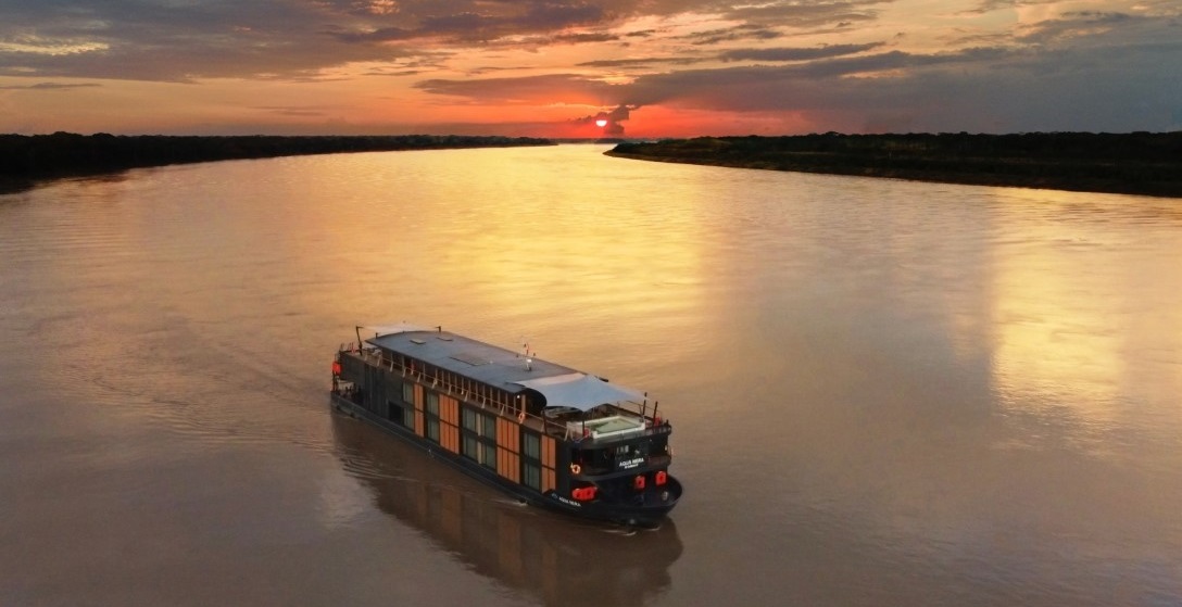 Aqua Nera cruise during sunset
