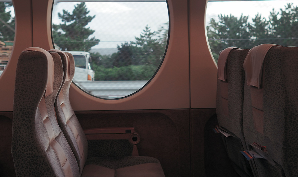 An empty row of seats and window view of the outside